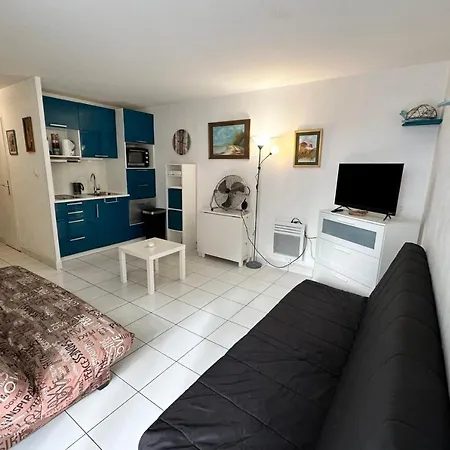 Апартаменти Nice Bright Studio With Garden On The Port *